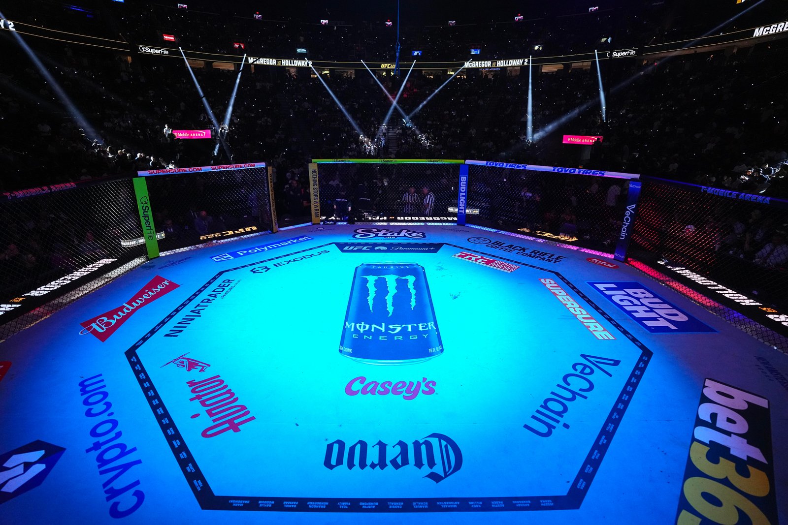 Apenas um lutador transportado para hospital após UFC 329 violento — Federação de Jiu-Jitsu