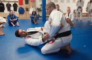 João Cizeski ensina duas formas de finalizar com ajustes na guarda lasso — Federação de Jiu-Jitsu