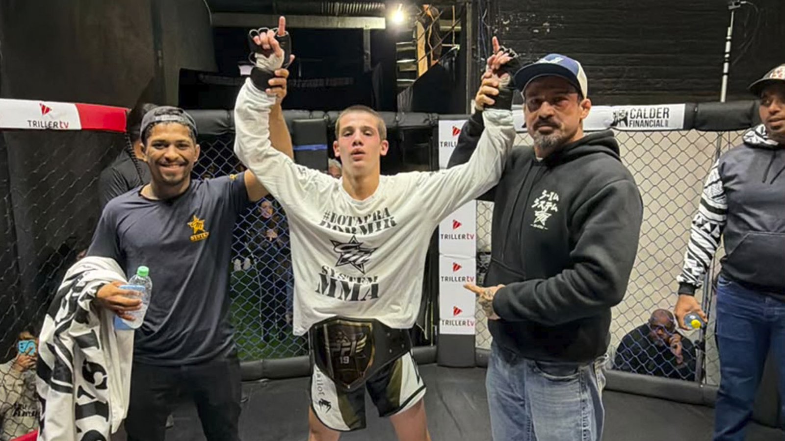 CMSystem alcança 100% de aproveitamento em fim de semana marcado pela estreia de Enzo Marcello no MMA amador — Federação de Jiu-Jitsu