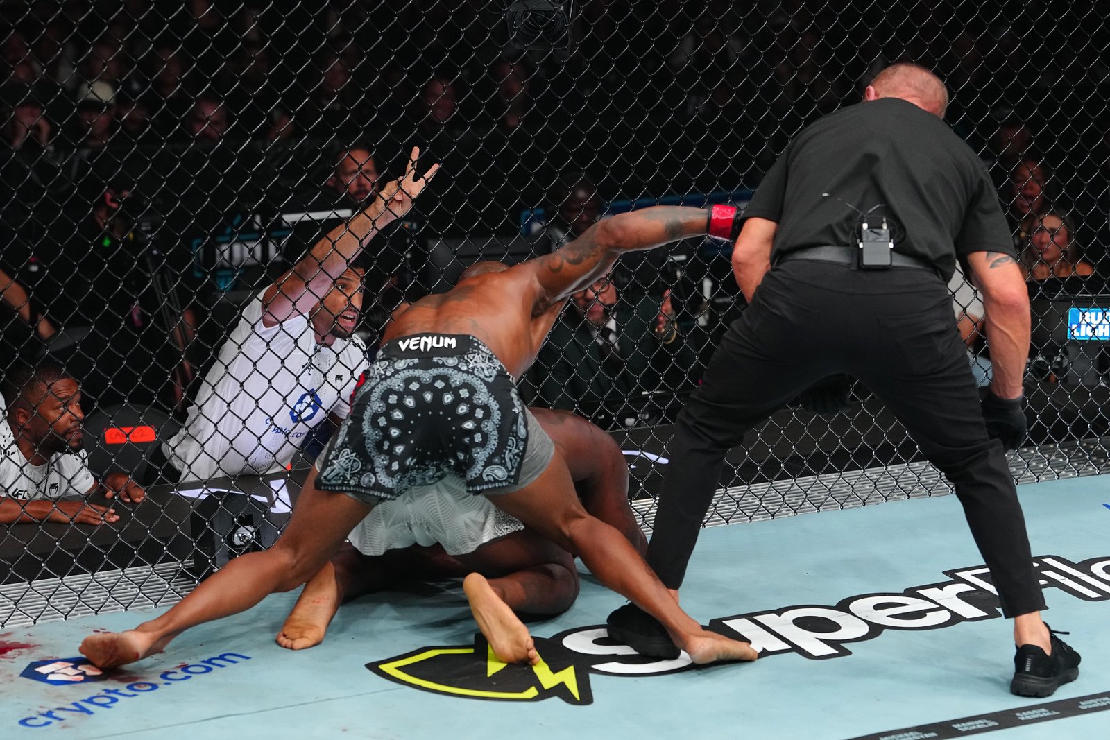 Parada prematura? Terrance McKinney encerra briga com King Green, inicia nova briga com árbitro do UFC 329 — Federação de Jiu-Jitsu