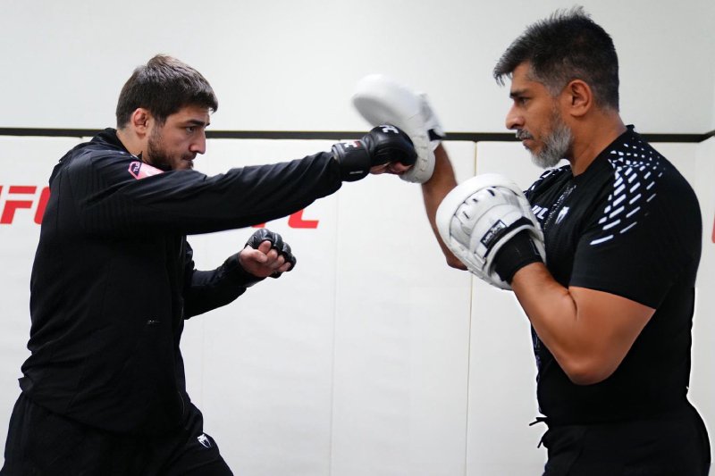 Daniel Mendes celebra recorde de AbdulRakhman Yakhyaev no UFC — Federação de Jiu-Jitsu