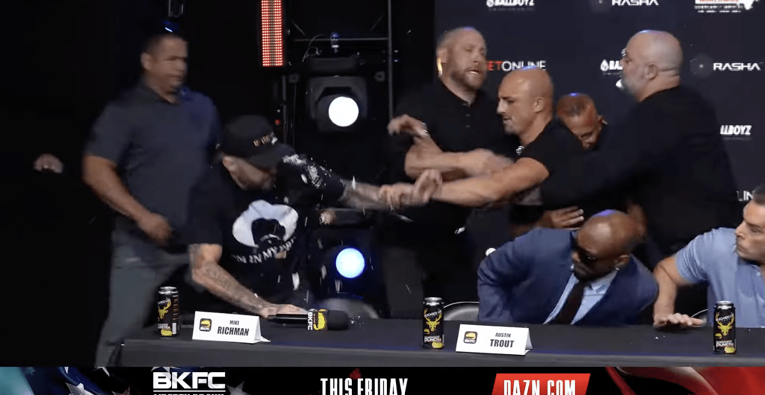 Vídeo: Lutador do BKFC atira cannoli no adversário e quase provoca briga generalizada com cadeiras | BKFC Liberty Brawl — Federação de Jiu-Jitsu