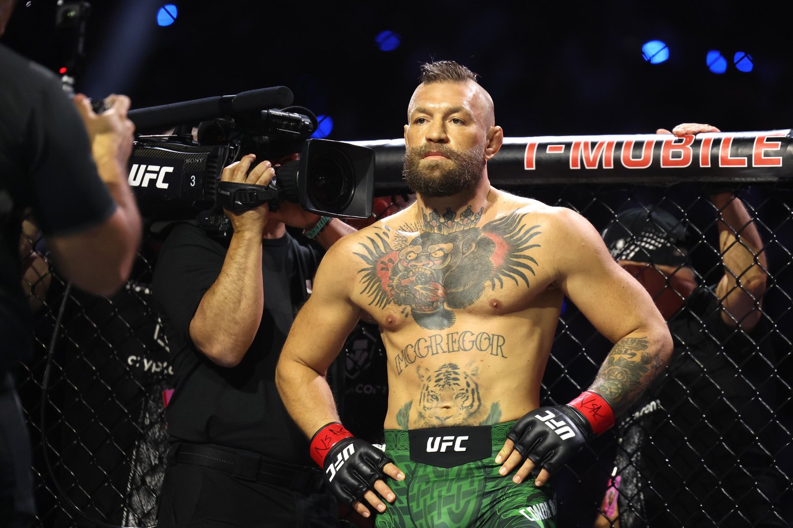 Conor McGregor versus... Machine Gun Kelly?!? MGK reacende rivalidade, enterra 'F— Liddell' — Federação de Jiu-Jitsu