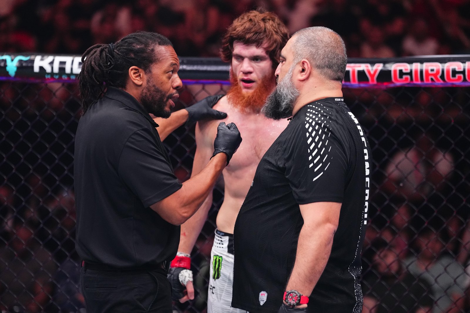 Peso pesado do UFC afirma que Shara Bullet treinava puxão de cabelo em Michel Pereira nos treinos — 'Uma das razões pelas quais raspei a cabeça' — Federação de Jiu-Jitsu
