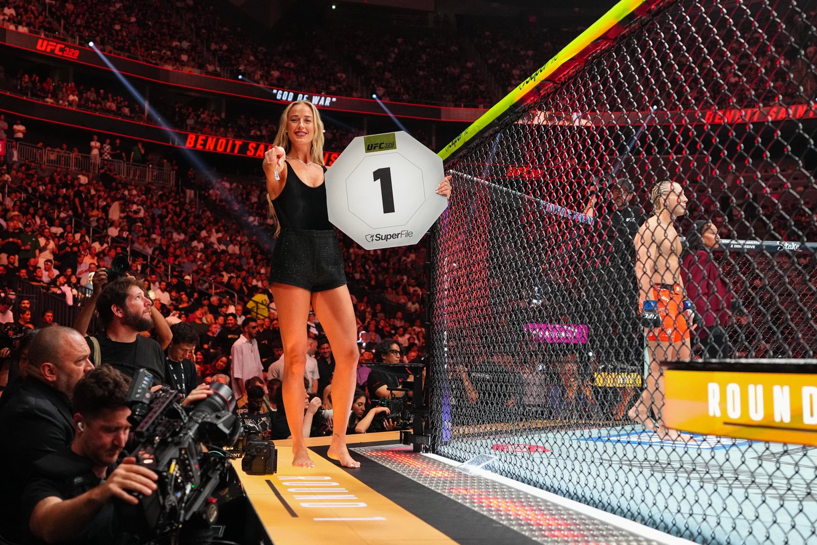 Dana White revela como a estrela da WNBA Sophie Cunningham se tornou uma ring girl no UFC 329 — Federação de Jiu-Jitsu