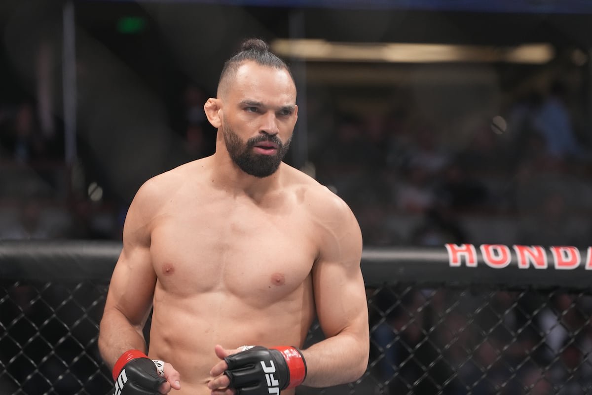 Michel Pereira cobra explicação de Herb Dean após puxão de cabelo no UFC Baku — Federação de Jiu-Jitsu