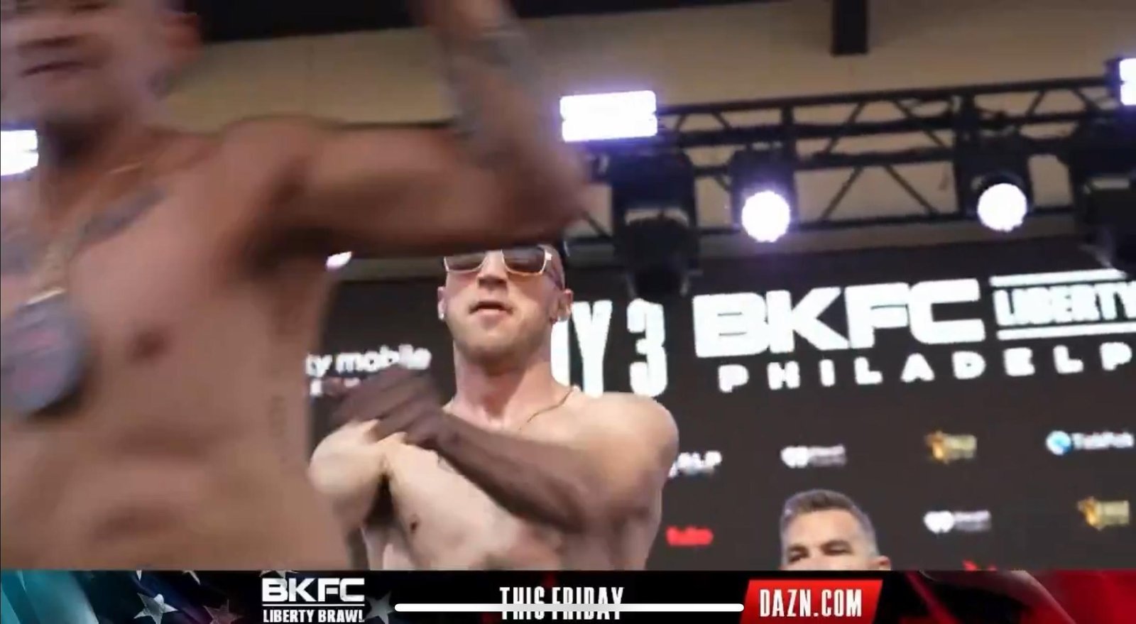 Presidente do BKFC empurra lutador após confusão na pesagem em Liberty Brawl — Federação de Jiu-Jitsu