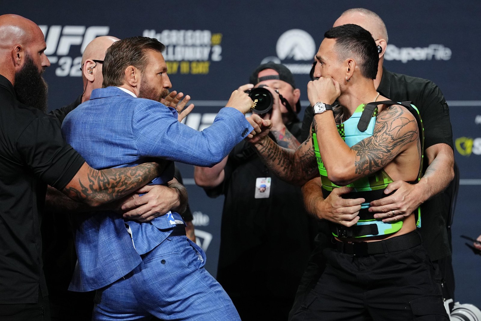 Conor McGregor joga os óculos de Max Holloway no chão em cara a cara tenso do UFC 329 — Federação de Jiu-Jitsu