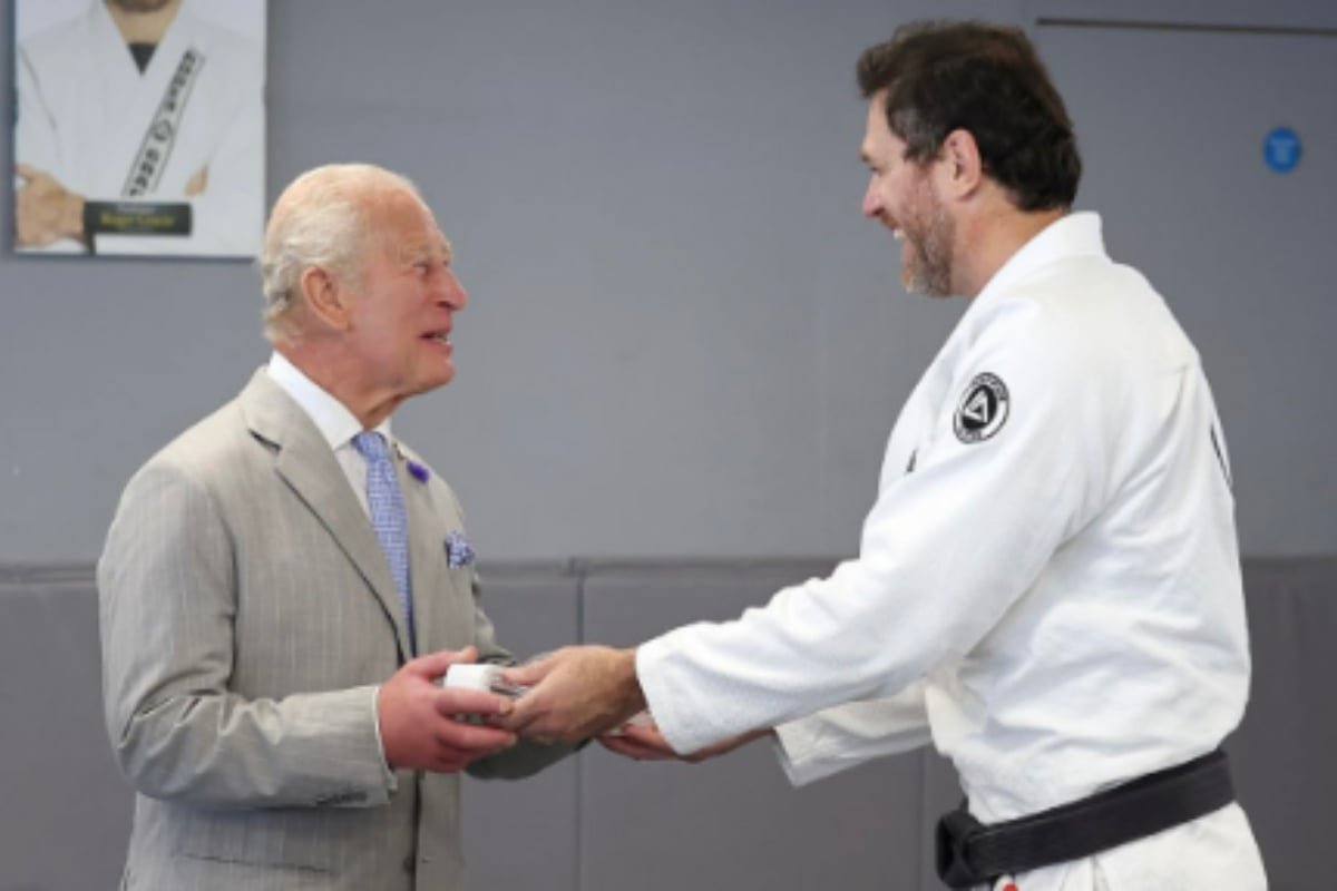 Rei Charles III visita academia de Roger Gracie e recebe faixa simbólica de jiu-jitsu — Federação de Jiu-Jitsu