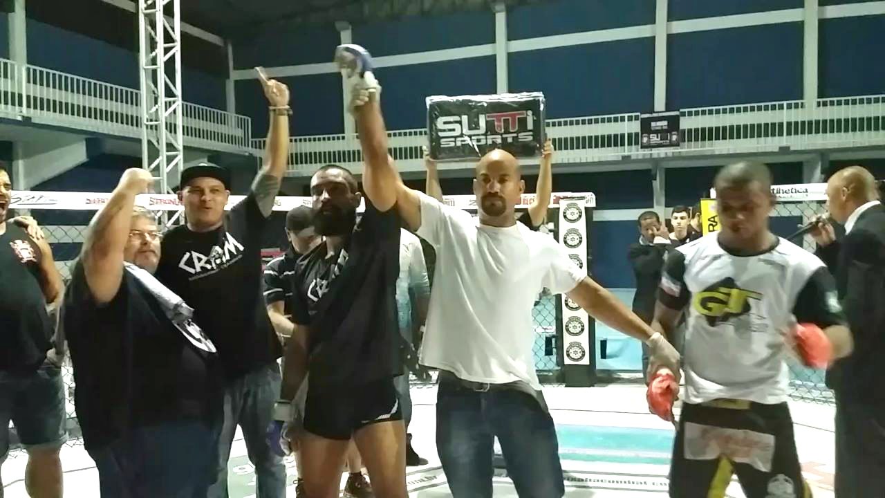 Leonardo Casotti vence Lucas Pereira por TKO e fatura cinturão "The Start 2" — Federação de Jiu-Jitsu