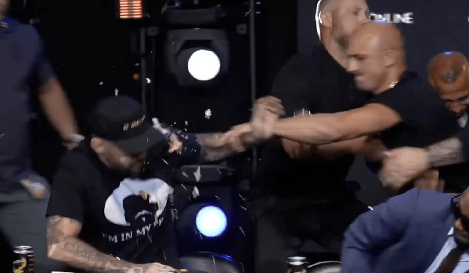 Vídeo: Johnny Garbarino acerta Mike Richman com cannoli durante caótica coletiva do BKFC Liberty Brawl — Federação de Jiu-Jitsu