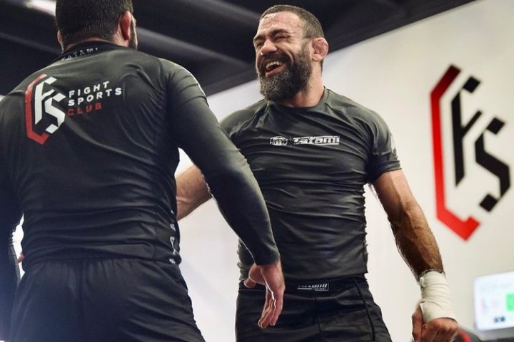 Vagner Rocha explica por que rolar com faixas mais baixas é o que constrói habilidade — Federação de Jiu-Jitsu