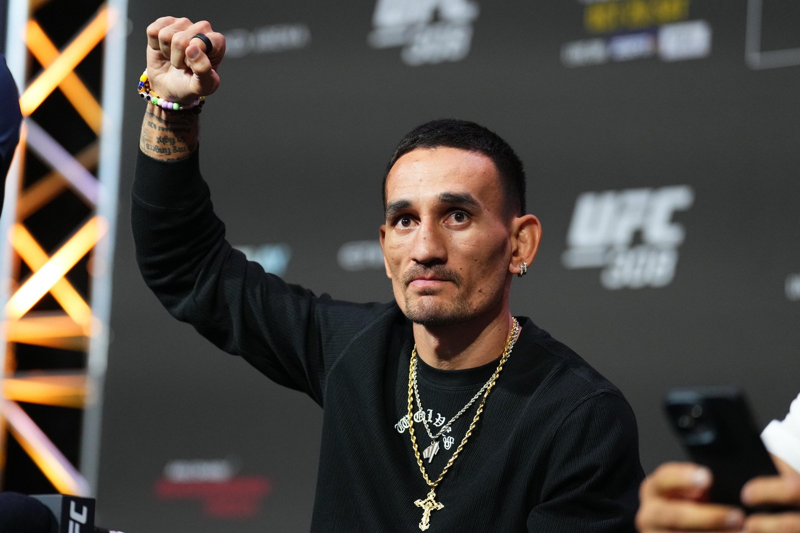 Red Panty Night chegou cedo! Max Holloway já gasta o cachê do UFC 329 em um Dodge Charger customizado — Federação de Jiu-Jitsu