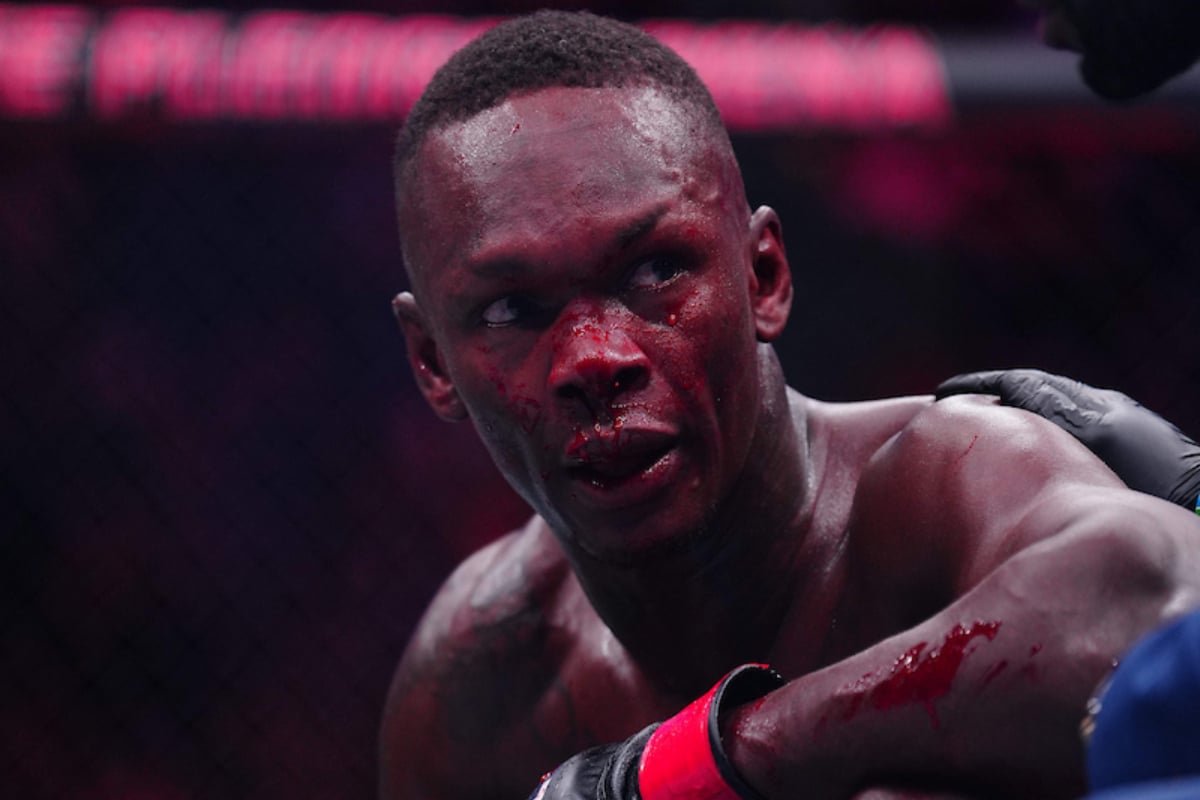 Em má fase, Israel Adesanya rompe com equipe que o levou ao topo do UFC — Federação de Jiu-Jitsu