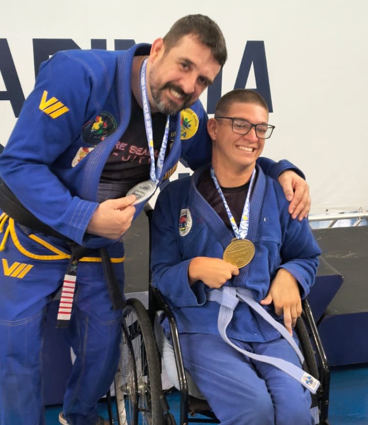 Jovem com paralisia cerebral supera limitações com o jiu-jitsu em projeto social de Itaguaí (RJ) — Federação de Jiu-Jitsu