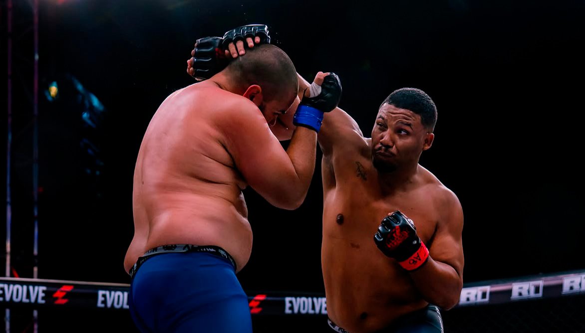 R1 Fighting Series 7: Cotovelada rende nocaute e contrato com o LFA — Federação de Jiu-Jitsu, Brazilian Jiu-Jitsu Federation